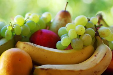 muz, üzüm ve olgunlaşmış meyve