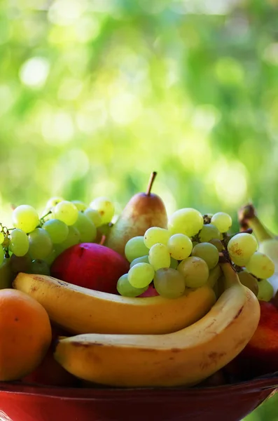 Muz Üzüm Olgunlaşmış Meyve Sepeti Üzerine — Stok fotoğraf