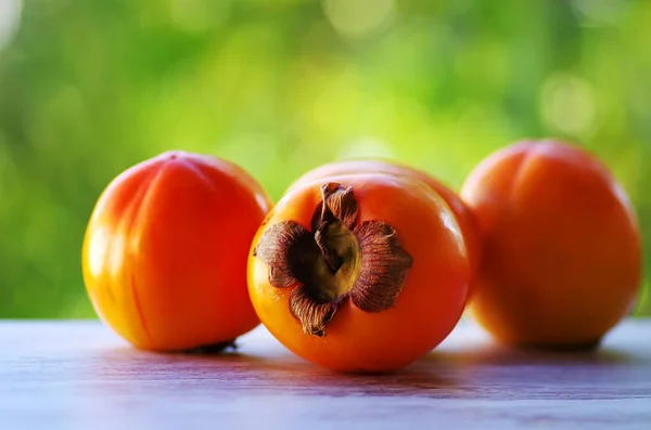 Rijpe Kaki Fruit Geïsoleerd Groene Achtergrond — Stockfoto