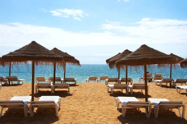 Leżaki plażowe i parasole na plaży. Portugal.Albufeira — Zdjęcie stockowe