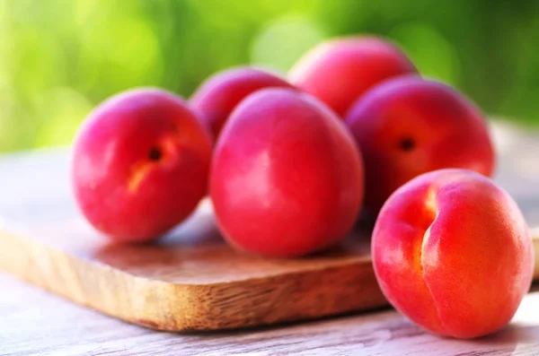 Pêches rouges sur table en bois — Photo