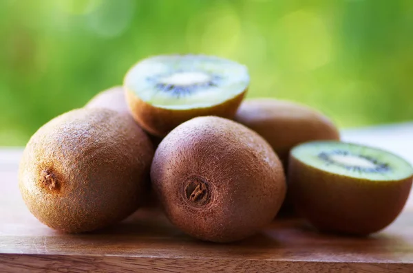 Kiwi isolati sul tavolo della cucina — Foto Stock