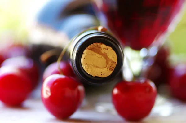 Eine Flasche Wein mit einem Korken verschlossen — Stockfoto