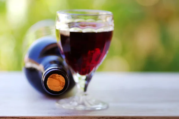 Пляшка вина закрита пробкою — стокове фото