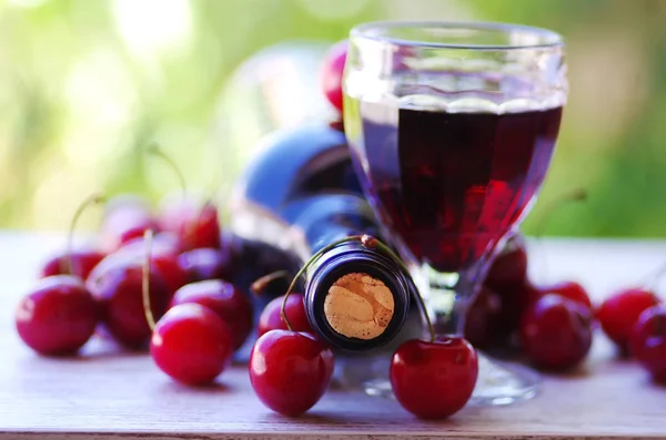 Uma garrafa de vinho fechada com uma rolha — Fotografia de Stock