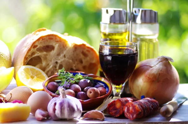 Azeitonas fruta, vinho, pão e frutas na mesa — Fotografia de Stock