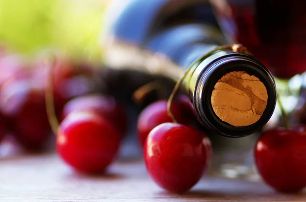 Garrafa de vinho fechado com uma rolha — Fotografia de Stock