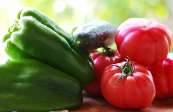 Close-up van paprika, komkommer en rode tomaten — Stockfoto