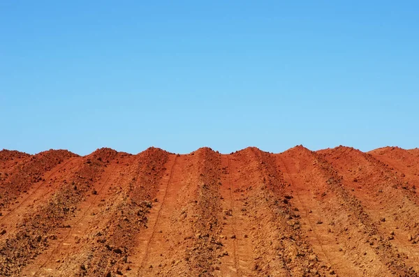 Textura do campo arado e céu azul — Fotografia de Stock