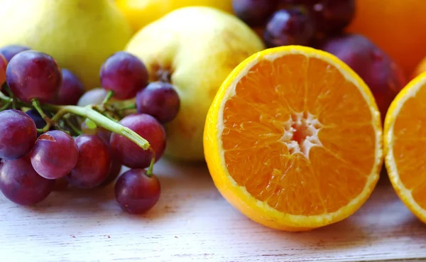 Uvas e fatias de frutas de laranja — Fotografia de Stock