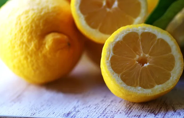 テーブルの上にスライスされた黄色のレモンのクローズアップ — ストック写真