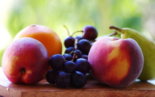 Az őszibarack, szőlő és gyümölcsök közelről — Stock Fotó