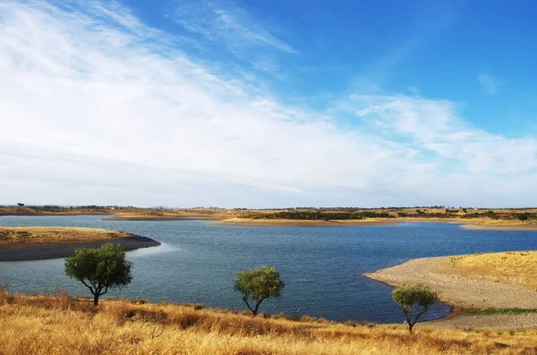 Lago Alqueva cerca del pueblo de Estrela, Portugal — Foto de Stock