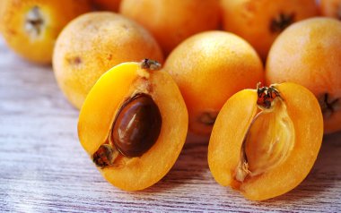 Tahta masada olgun loquat meyveleri