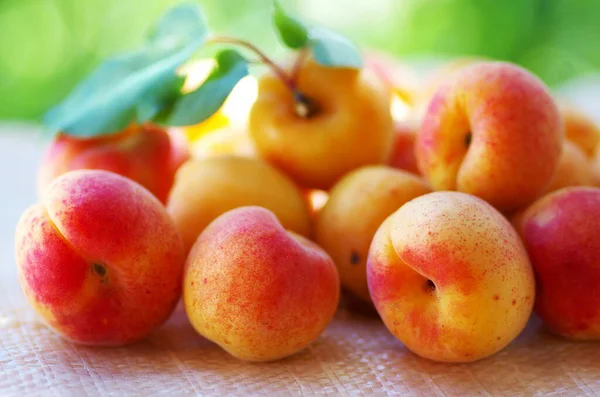 Primo Piano Frutti Damasco Sul Tavolo Sfondo Verde — Foto Stock