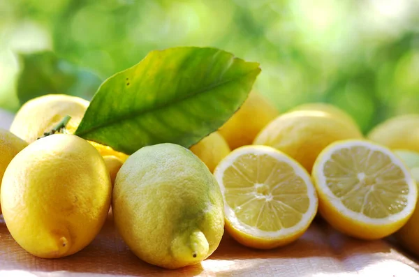 Nahaufnahme Von Zitronen Auf Dem Tisch Grüner Hintergrund — Stockfoto