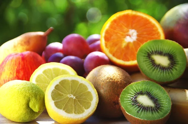 Frutos Cítricos Fatiados Kiwi Uvas — Fotografia de Stock