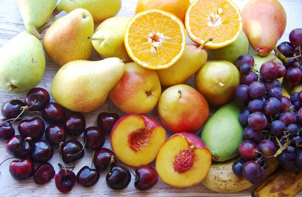 Frutas Maduras Cerca Mesa Madera —  Fotos de Stock
