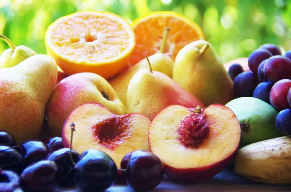 Rodajas Melocotón Peras Uvas Fondo Verde — Foto de Stock