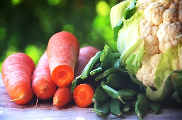 Carota Con Piselli Cavolfiore Sul Tavolo — Foto Stock