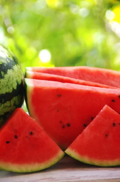 Watermeloen Plakjes Houten Tafel — Stockfoto