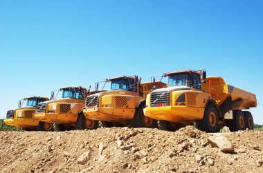 Sarı damperli kamyonlar taş ocağının yanındaki otoparkta