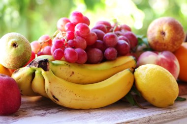 Bir demet üzüm, muz ve şehir meyvesi.