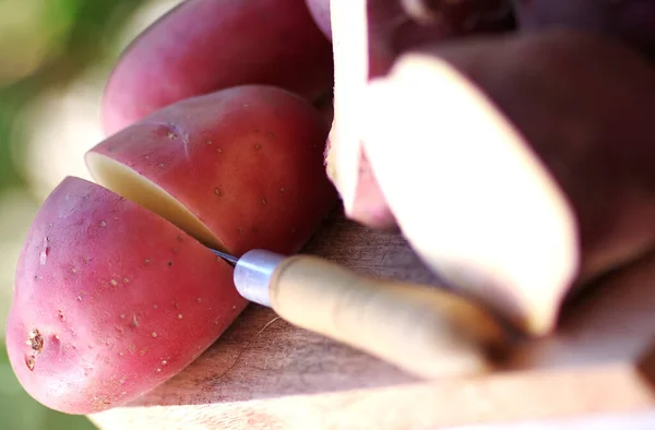 Rode Aardappelen Mes Houten Tafel Groene Ondergrond — Stockfoto