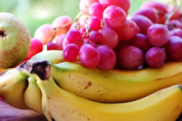 Grappe Raisins Rouges Bananes Sur Table Bois — Photo