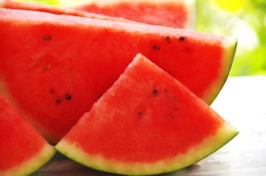 Tahta masada karpuz dilimleri