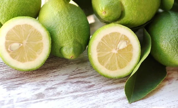 Limones Verdes Rebanadas Hojas Mesa —  Fotos de Stock