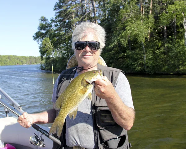 Pescador Segurando Baixo Smallmouth Com Céu Azul Lago Como Fundo — Fotografia de Stock