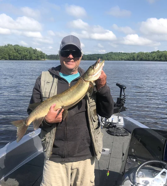 Wisconsin Fisherman Lake Boat Holding Muskellunge Musky — Stock Photo, Image