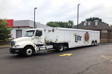 Spencer, Wisconsin, Temmuz, 25, 2018 Miller Lite bira yarı teslimat kamyonu