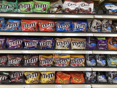 Spencer, Wisconsin, Kasım, 6, 2018 modern bir bakkal raf çikolata şekerleme birkaç torba