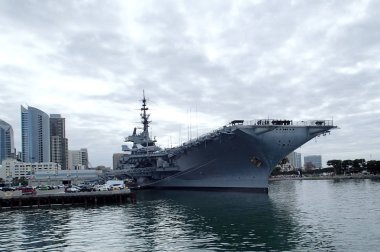 Tarihi USS Midway San Diego limanında demirlemiş bir müze olarak        