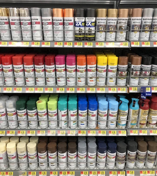 Plusieurs boîtes de peinture en aérosol sur une étagère de magasin — Photo