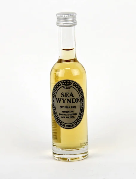 斯宾塞 威斯康星州 2019年1月1日 一个迷你瓶的海温德朗姆海温德是牙买加和圭亚那的产品 — 图库照片