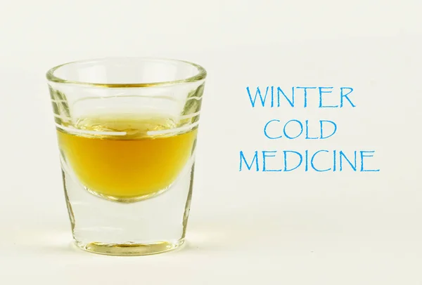 Koude Winter Geneeskunde Teken Met Shot Glas Whiskey — Stockfoto