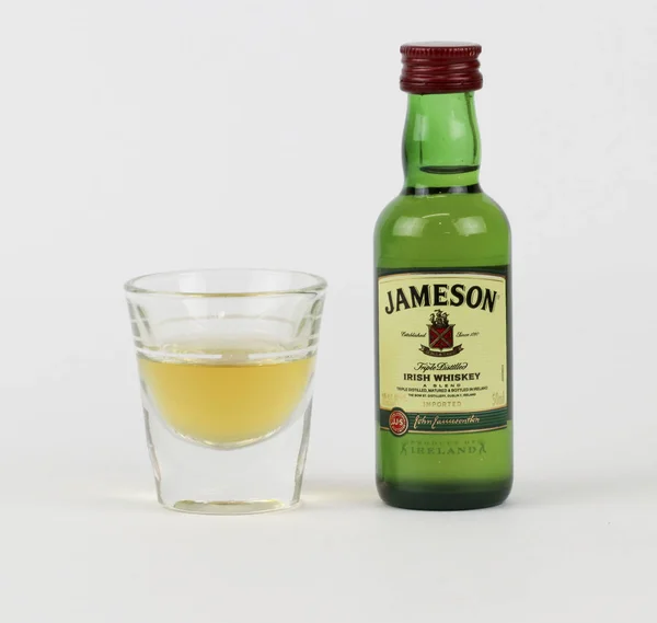 Bottiglia di Jameson Whiskey e un bicchierino — Foto Stock