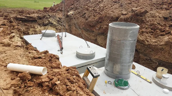 Yeni bir ev şantiye için yerdeki iki septik holding tanklar.