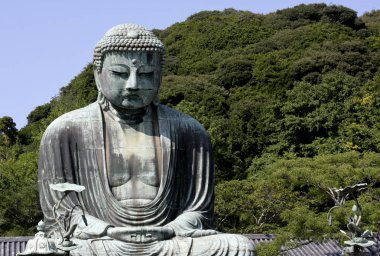 Jappanese Tapınağı bir mavi gökyüzü ve yeşil tepenin üst karşı büyük Kamakura Buddha