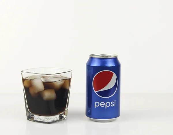 Uma lata de Pepsi e um copo de gelo — Fotografia de Stock