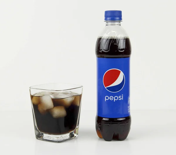 Spencer Wisconsin Φεβρουάριος 2019 Μπουκάλι Της Pepsi Και Ένα Ποτήρι — Φωτογραφία Αρχείου
