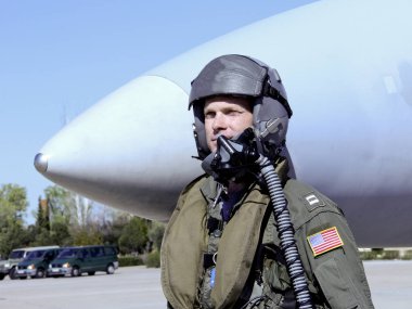 Onun savaş uçağı önünde üniforma daimi askeri Pilot