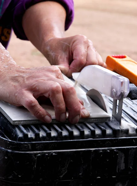 Worker Cutting Ceramic Tiles Using Wet Tile Saw — Stock Photo, Image