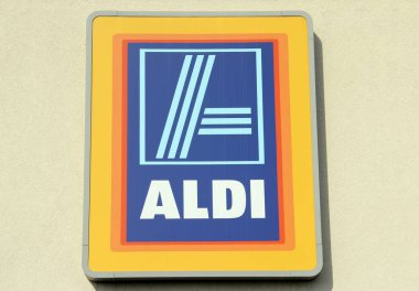 Bir yapı Market aldi işareti açık