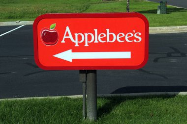 Çelik bir yazı üzerine Applebee's işareti