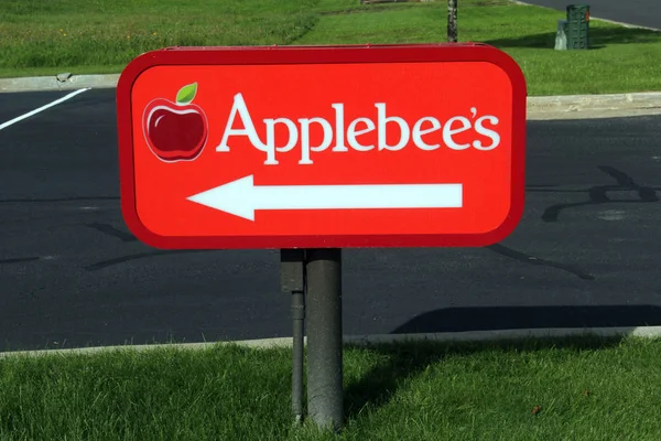 Applebees skylt på ett stål inlägg — Stockfoto