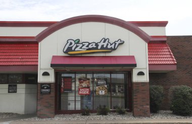 pizza hut tabelada mağaza önünde